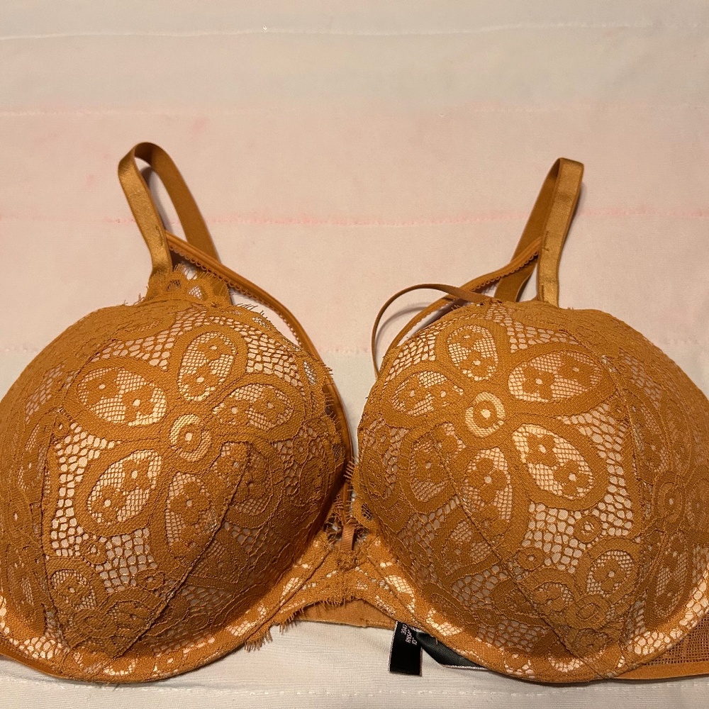 Victoria's Secret Very Sexy Push Up with Accent Straps  38D Back Closure Bra